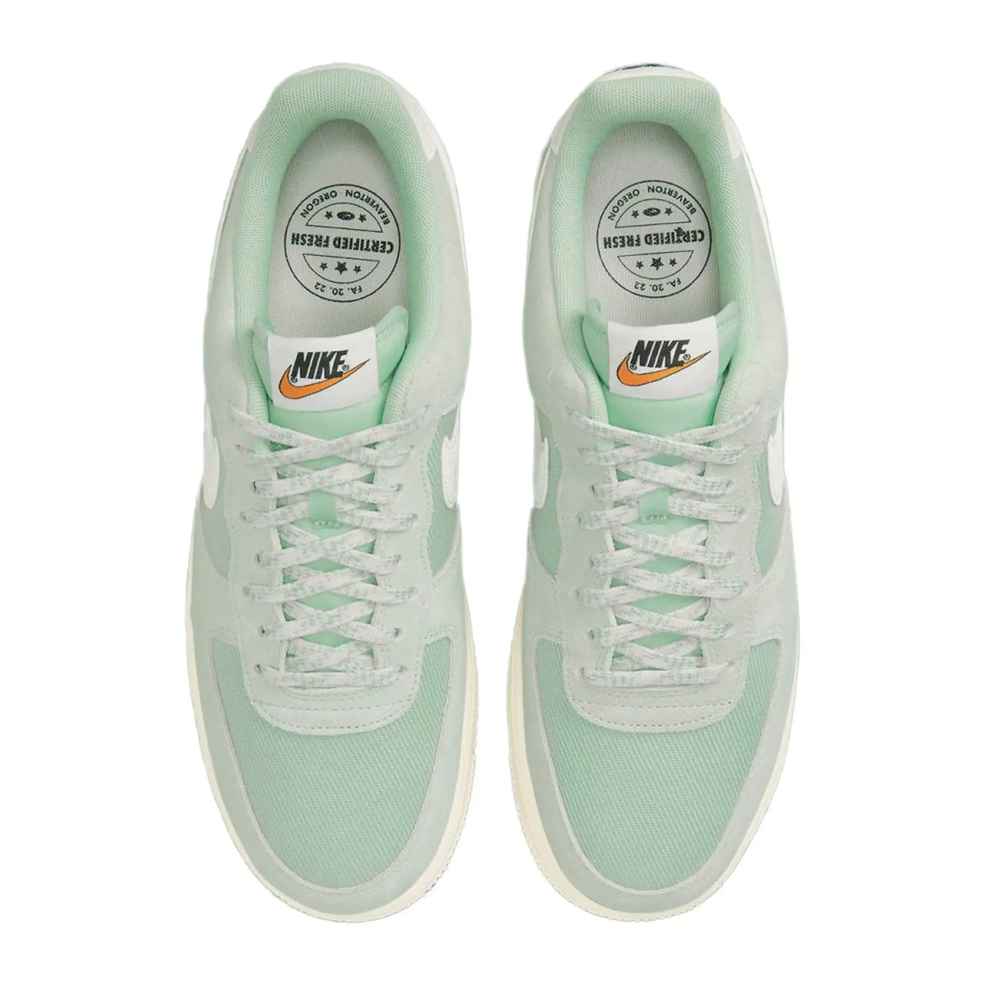 Tênis Verde Nike Air Force 1 07 LV8 Certified Fresh Enamel Green Par Visto Por Cima