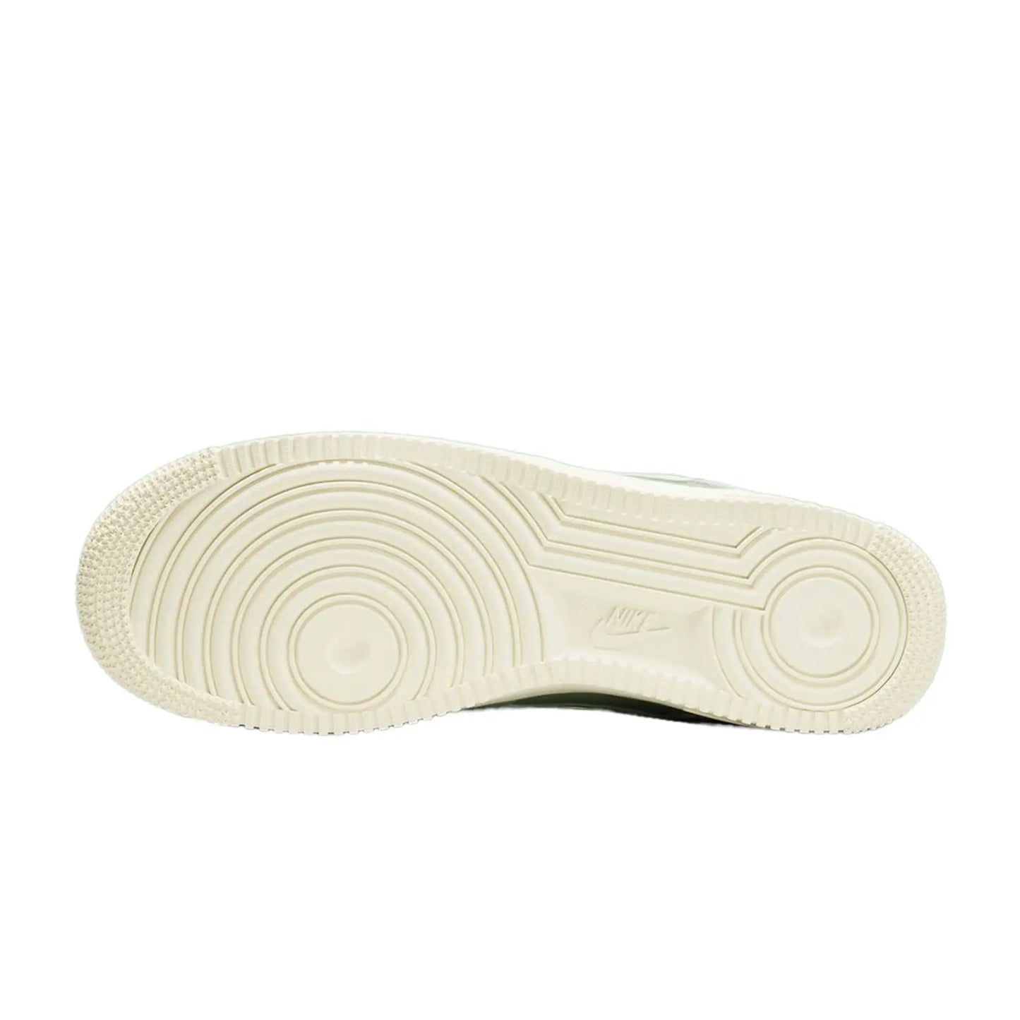 Tênis Verde Nike Air Force 1 07 LV8 Certified Fresh Enamel Green Parte do Solado Branco