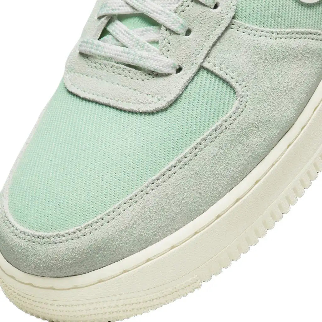 Tênis Verde Nike Air Force 1 07 LV8 Certified Fresh Enamel Green Parte Frontal Em Detalhes