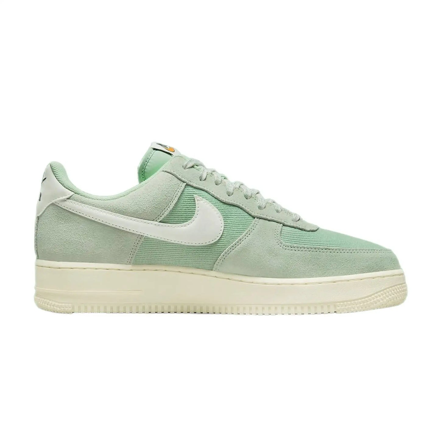 Tênis Verde Nike Air Force 1 07 LV8 Certified Fresh Enamel Green Parte Lateral Direita