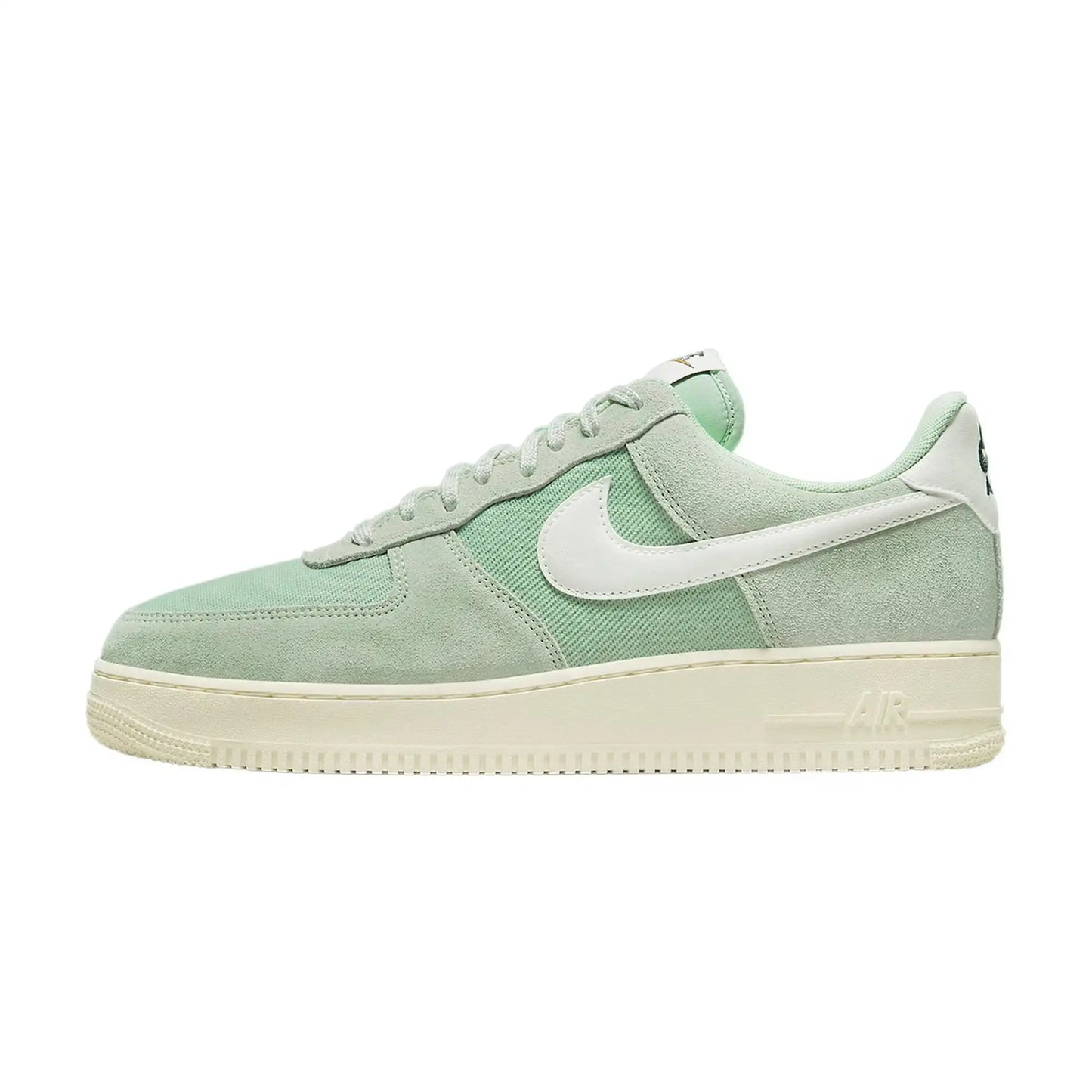 Tênis Verde Nike Air Force 1 07 LV8 Certified Fresh Enamel Green Parte Lateral Esquerda