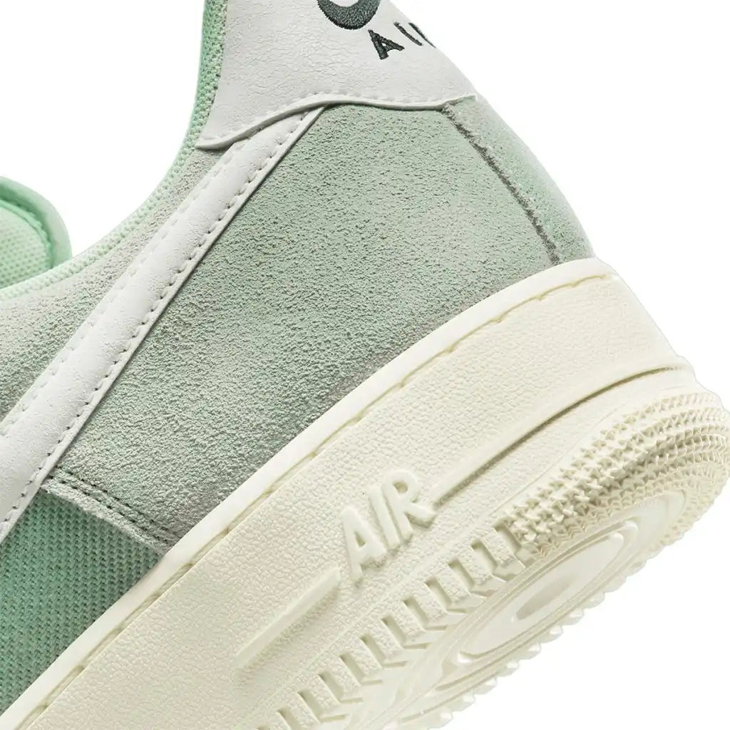 Tênis Verde Nike Air Force 1 07 LV8 Certified Fresh Enamel Green Parte Traseira em Detalhes
