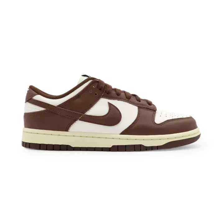 Tenis Nike Dunk Low Cacao Wow Marrom visto de lado