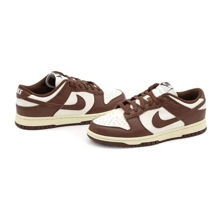 Tenis Nike Dunk Low Cacao Wow Marrom Par de Lado