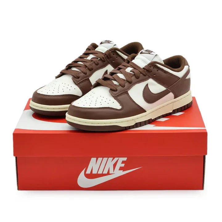 Tenis Nike Dunk Low Cacao Wow Marrom em cima da Caixa