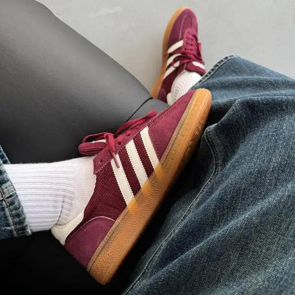 Tênis Vinho Adidas Handball Spezial Corduroy Shadow Red No Pe Visto por Cima