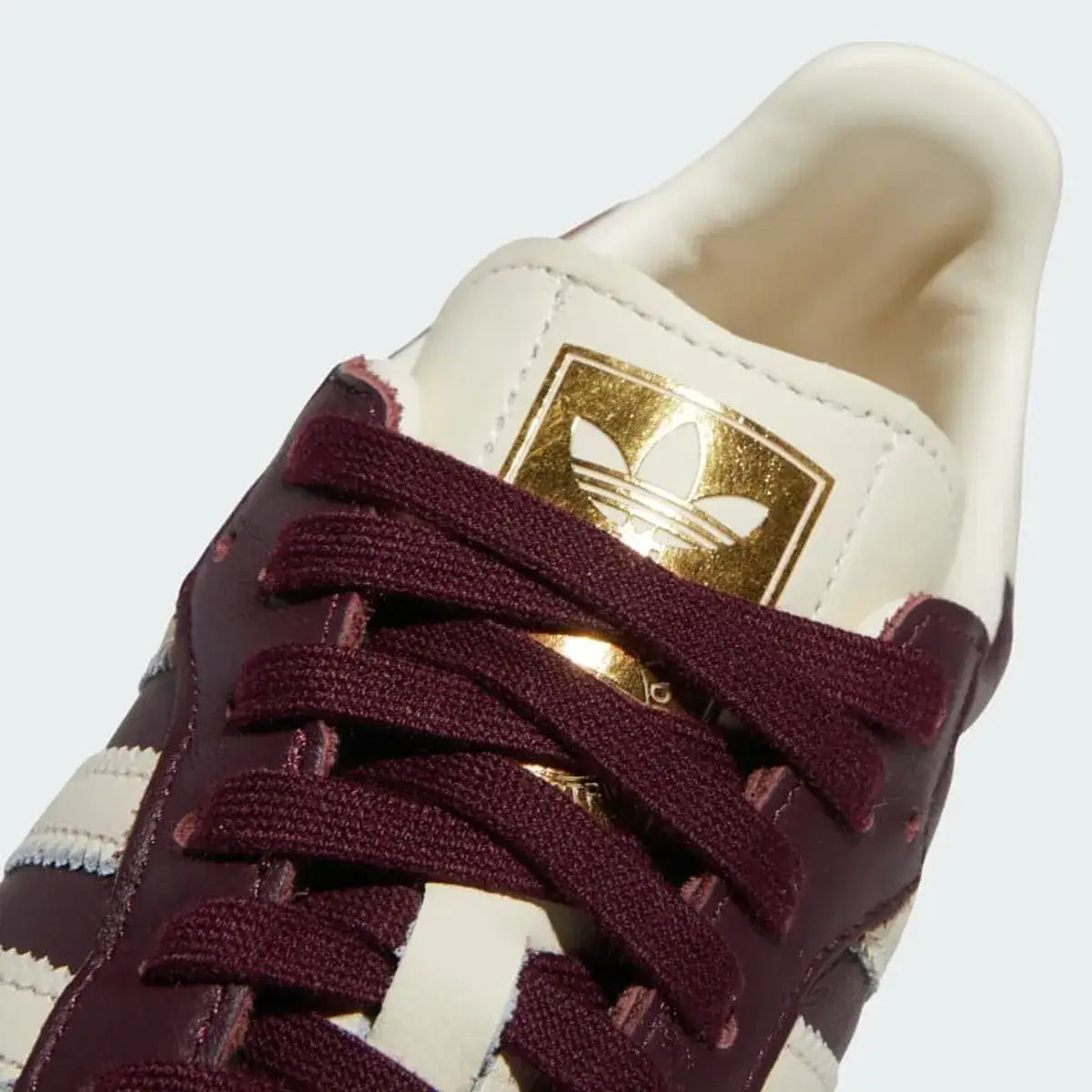 Tênis Adidas Samba Maroon Gold Metallic Parte Frontal em Detalhes