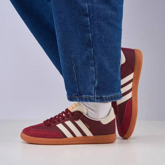 Tênis Adidas Samba Maroon Gold Metallic No Pe de Lado com Calca Jeans