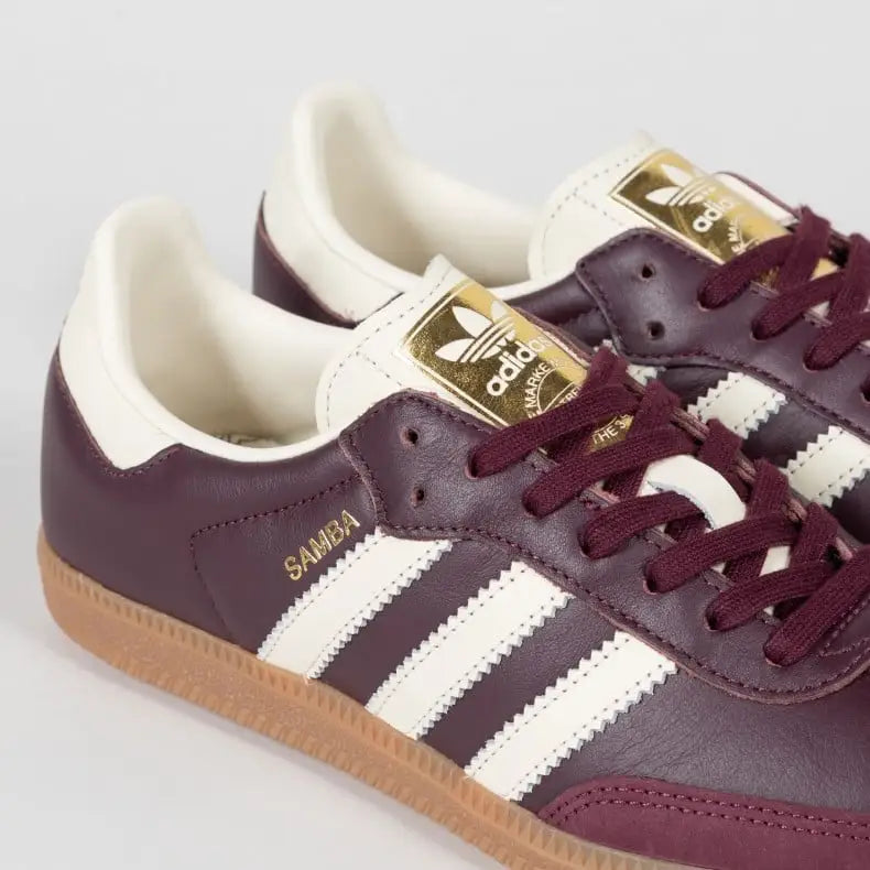 Tênis Adidas Samba Maroon Gold Metallic  Detalhes da Parte Frontal com Logo Adidas em Dourado