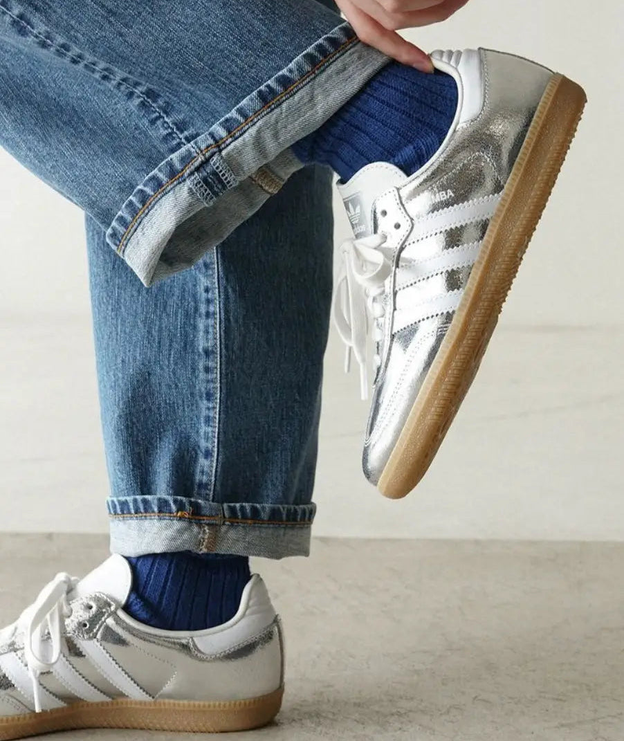 Tênis Adidas Samba Prateado Silver Metallic Cracked Leather No Pe com Calca Jeans