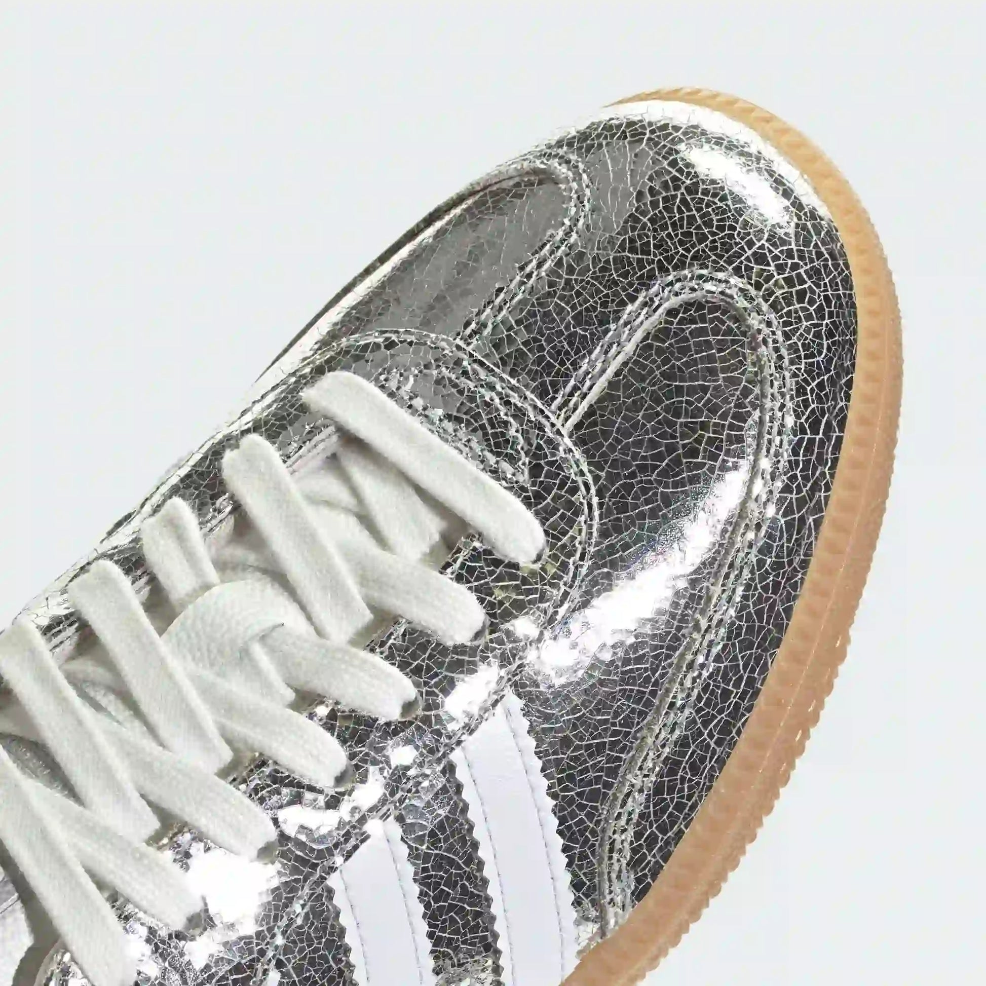 Tênis Adidas Samba Prateado Silver Metallic Cracked Leather Parte Frontal em Detalhes