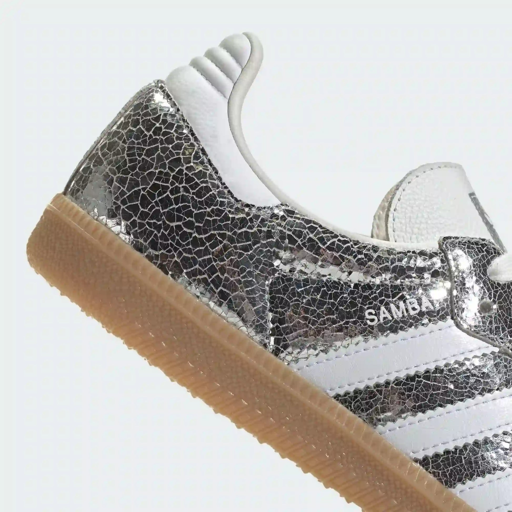 Tênis Adidas Samba Prateado Silver Metallic Cracked Leather Parte Lateral em Detalhes