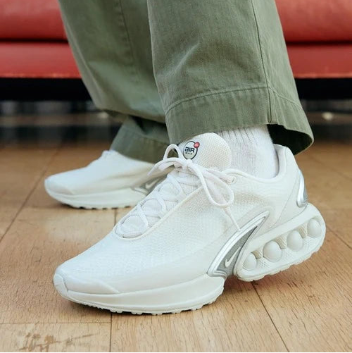 Air Max Dn Branco No Pe No Pe com Calca Verde