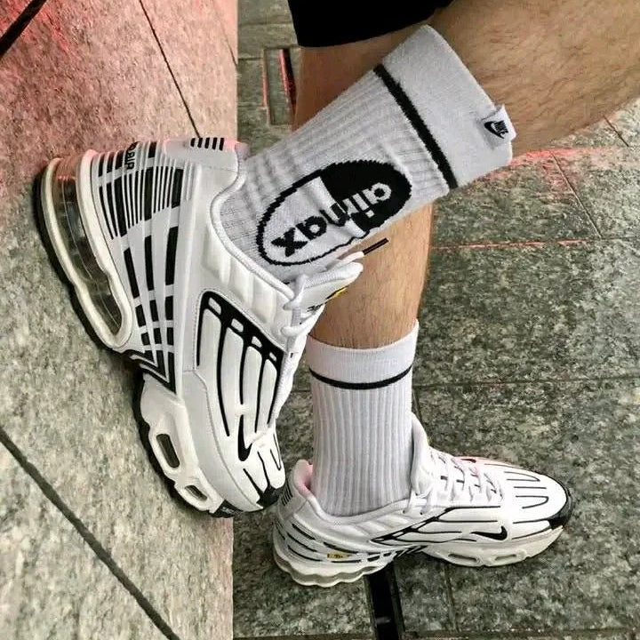 Air Max Plus 3 Black White Visto no Pe com Meia Branca Air Max