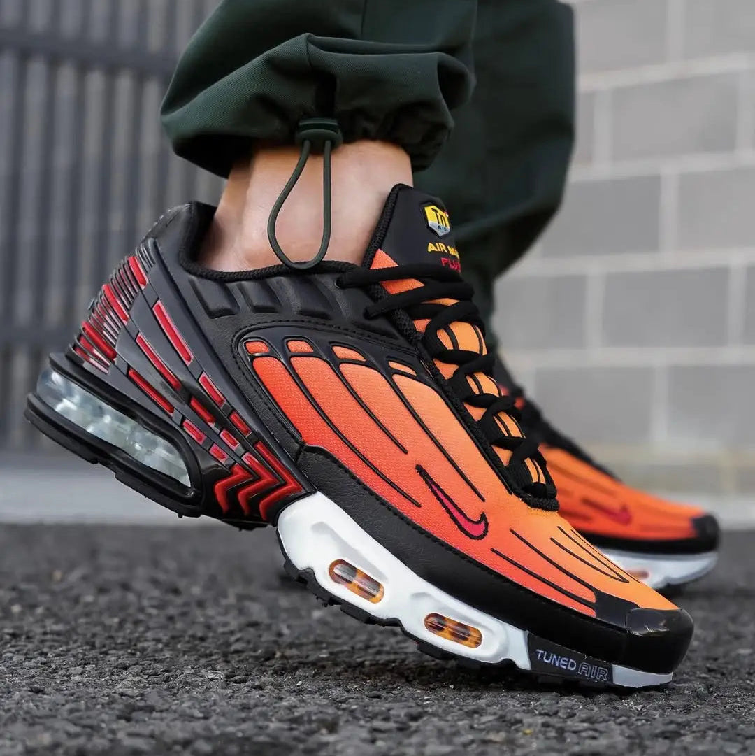 Air Max Plus 3 Tiger Orange Black Visto no Pe com Calca Preta