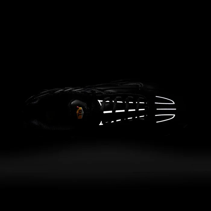 Air Max Plus 3 Triple Black Parte Frontal Brilhando no Escuro