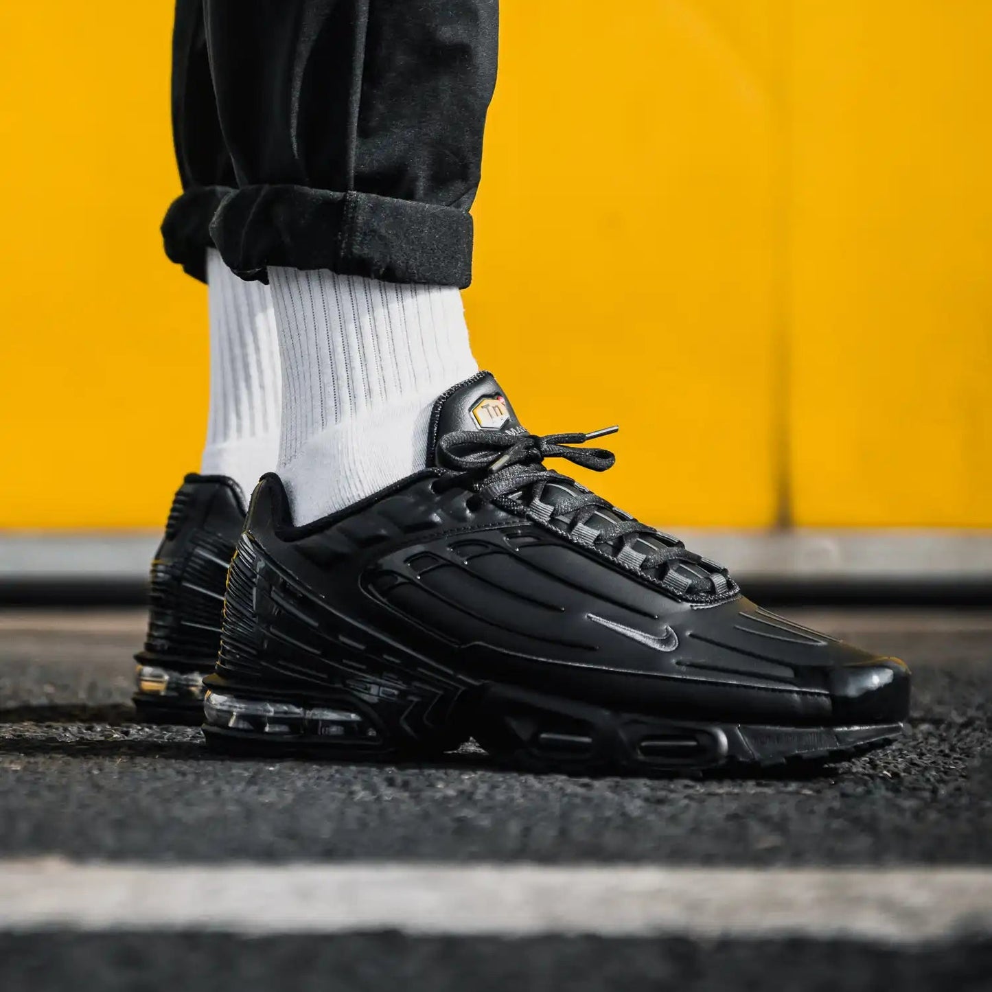 Air Max Plus 3 Triple Black Visto no Pe com Meia Branca