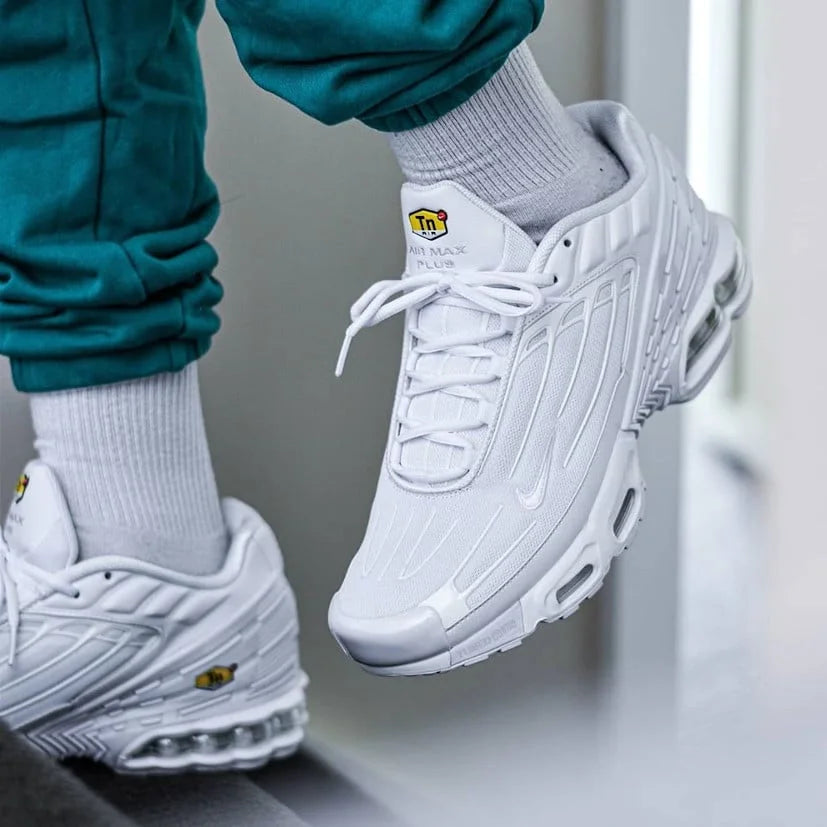 Air Max Plus 3 Triple White Visto no Pe com Calca Verde