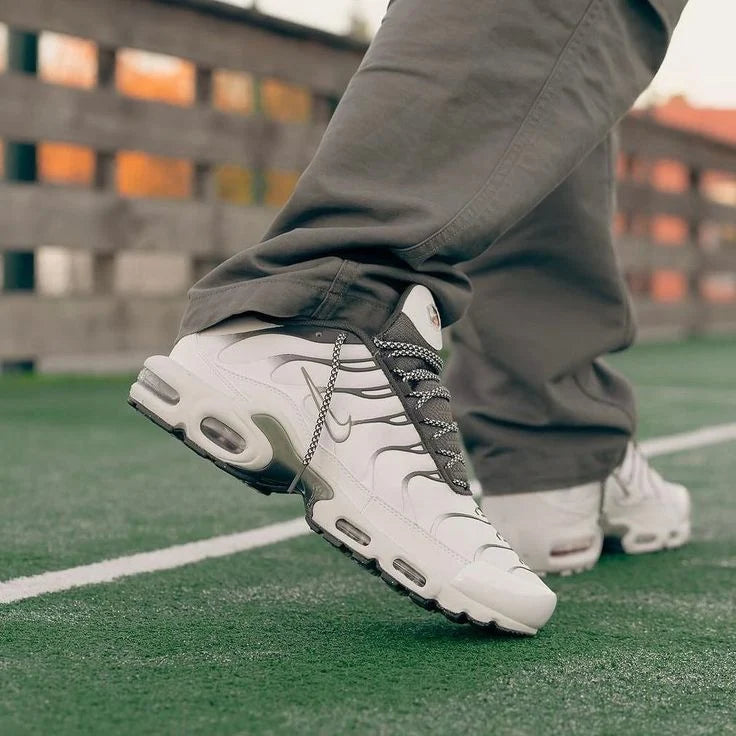Air Max TN Plus Bone Olive Visto no Pe com Calca Verde