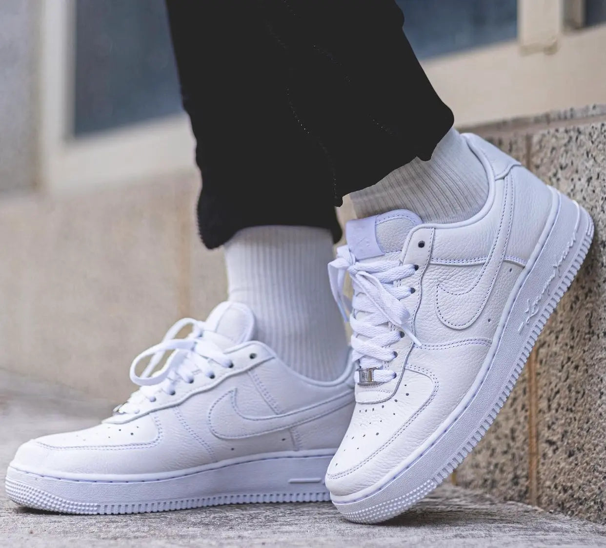 Nike Air Force 1 Low X Drake Nocta Visto no Pe com Calca Preta