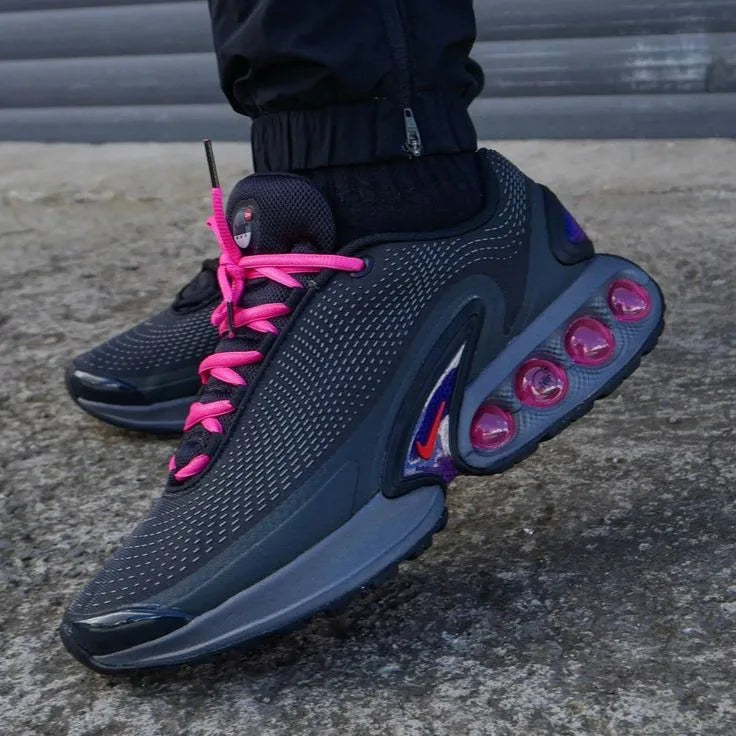 Nike Air Max DN All Night Visto no Pe com Calca Preta