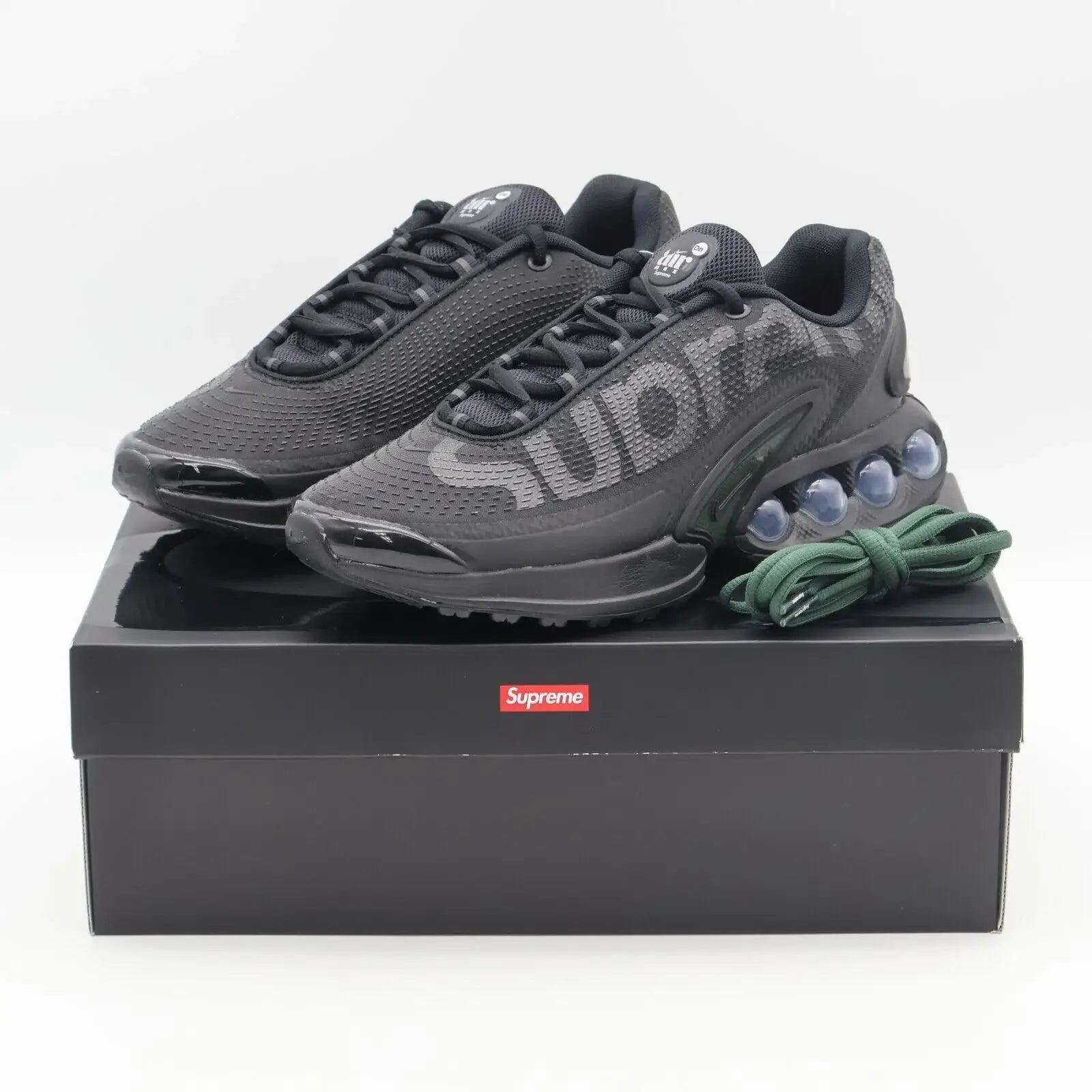 Nike Air Max DN Supreme Black Galactic Jade Par em Cima da Caixa