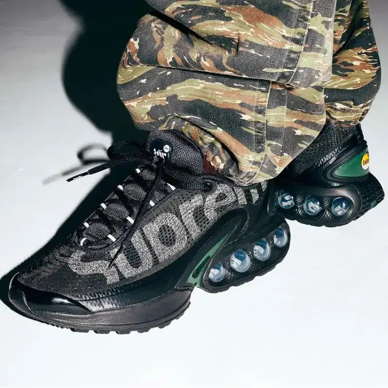 Nike Air Max DN Supreme Black Galactic Jade Visto no Pe com Calca Camuflada
