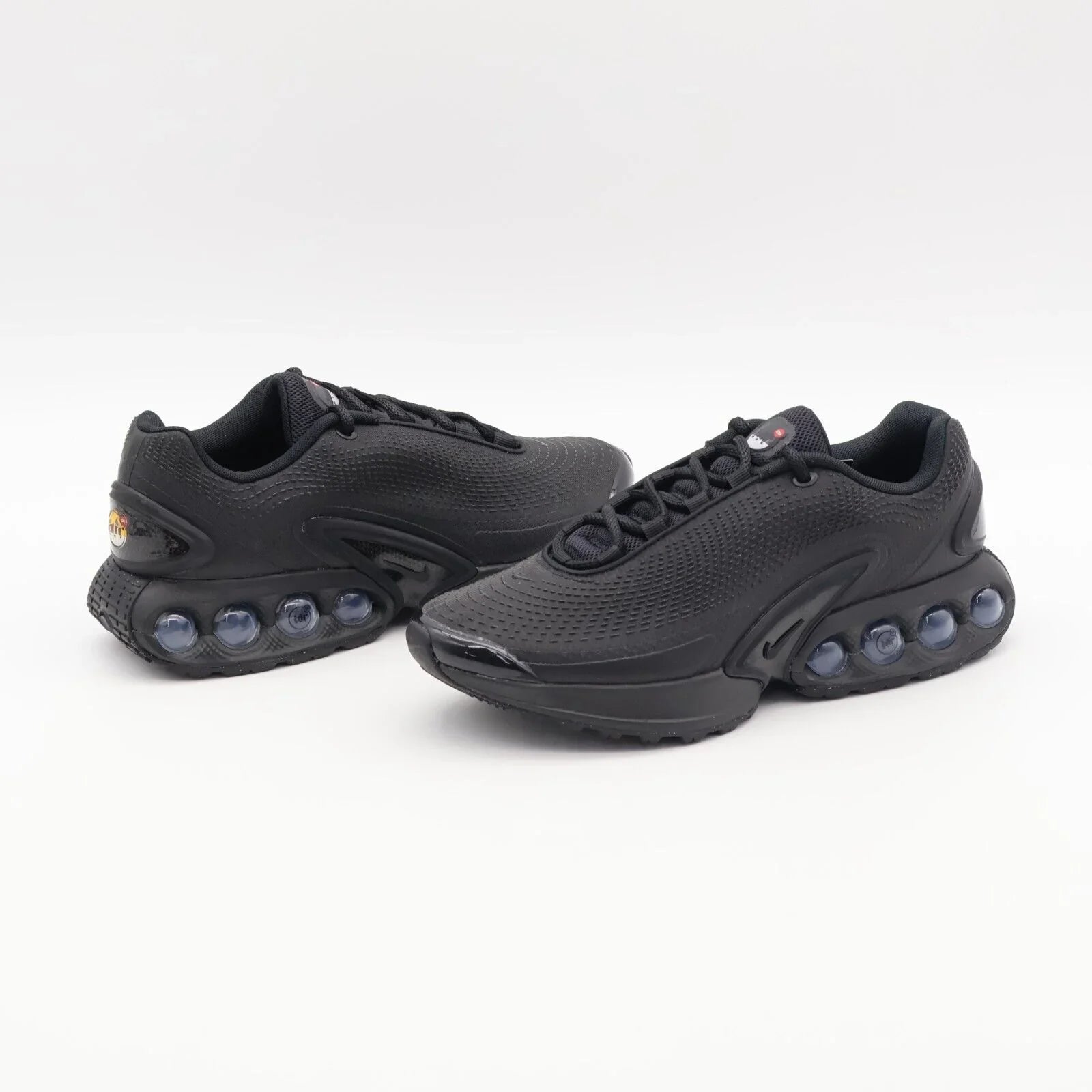 Nike Air Max DN Triple Black Par Visto de Lado 