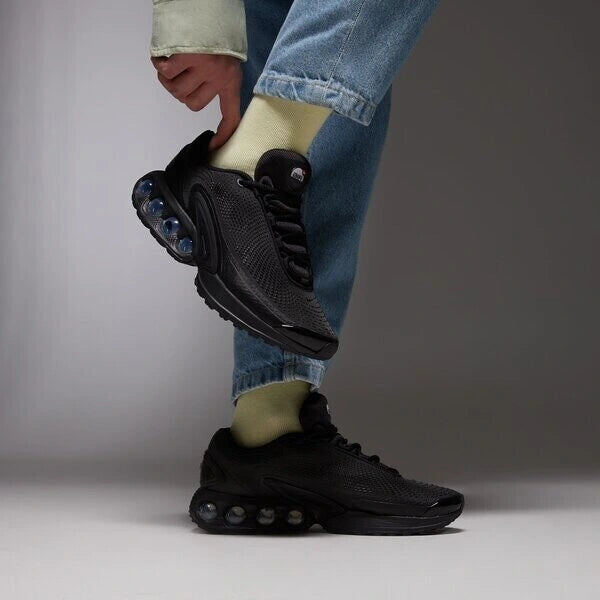 Nike Air Max DN Triple Black Visto no Pe com Meia Amarela e Calca Jeans