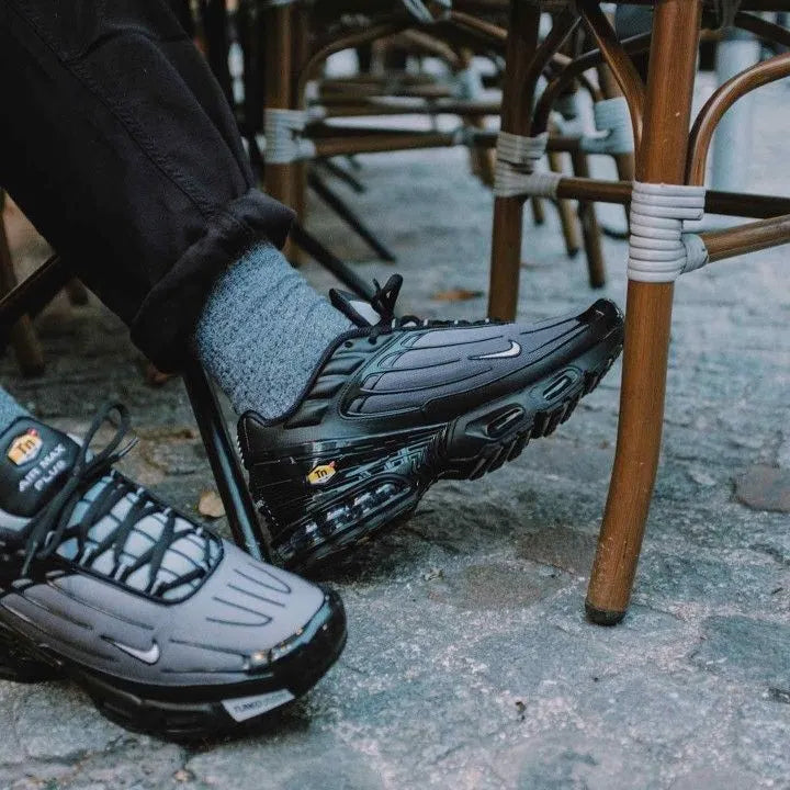 Air Max Plus 3 Wolf Grey Visto no Pe com Calca Preta