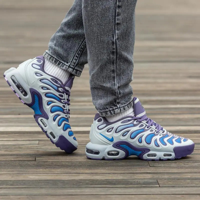 Nike Air Max Plus Drift Concord No Pe com Calca Jeans pela Parte Lateral