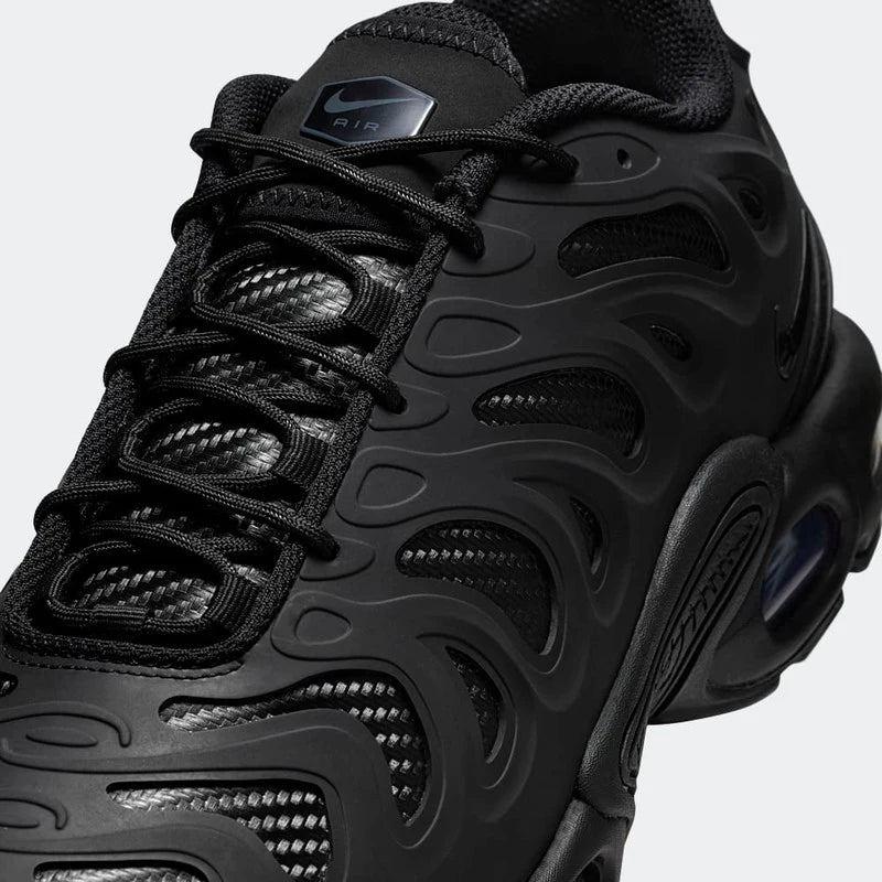 Nike Air Max Plus Drift Triple Black Parte Frontal em Detalhes