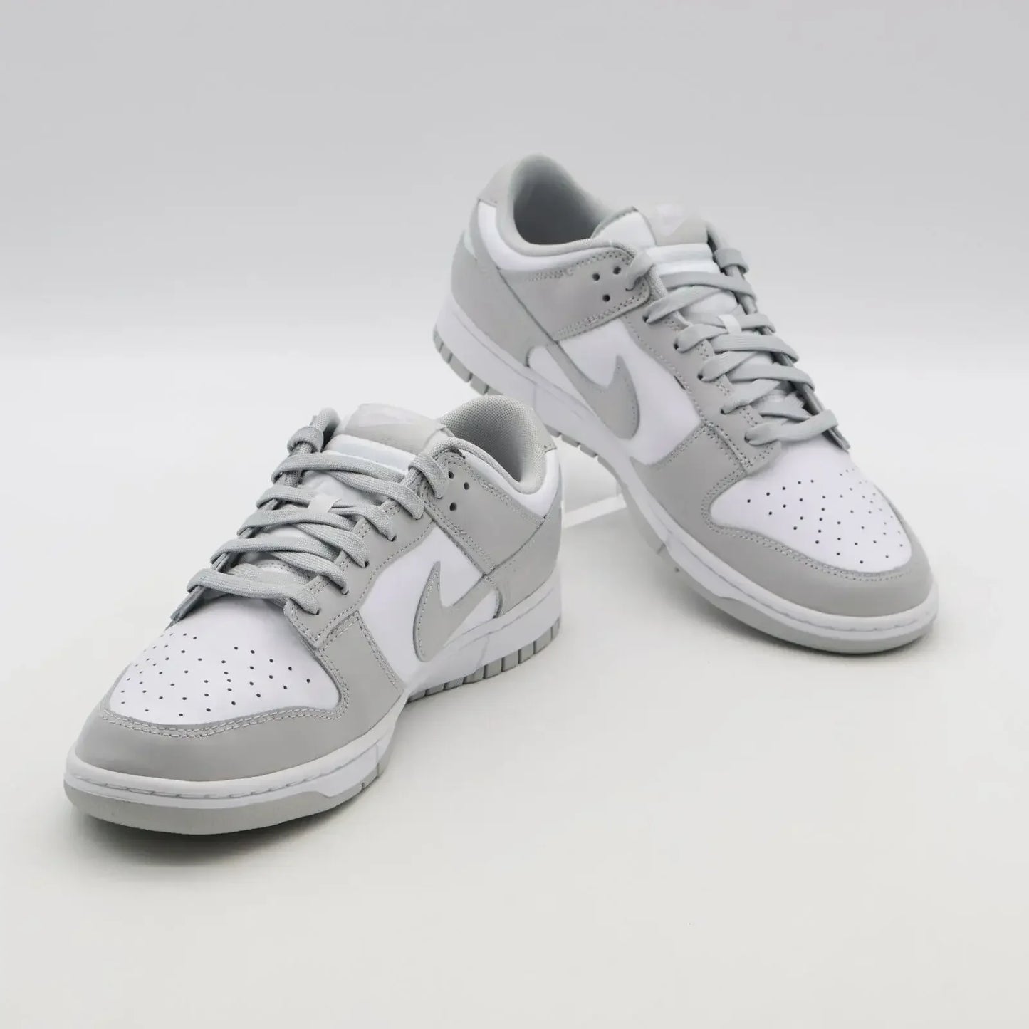 Tênis Cinza Nike Dunk Grey Fog Visto de Frente