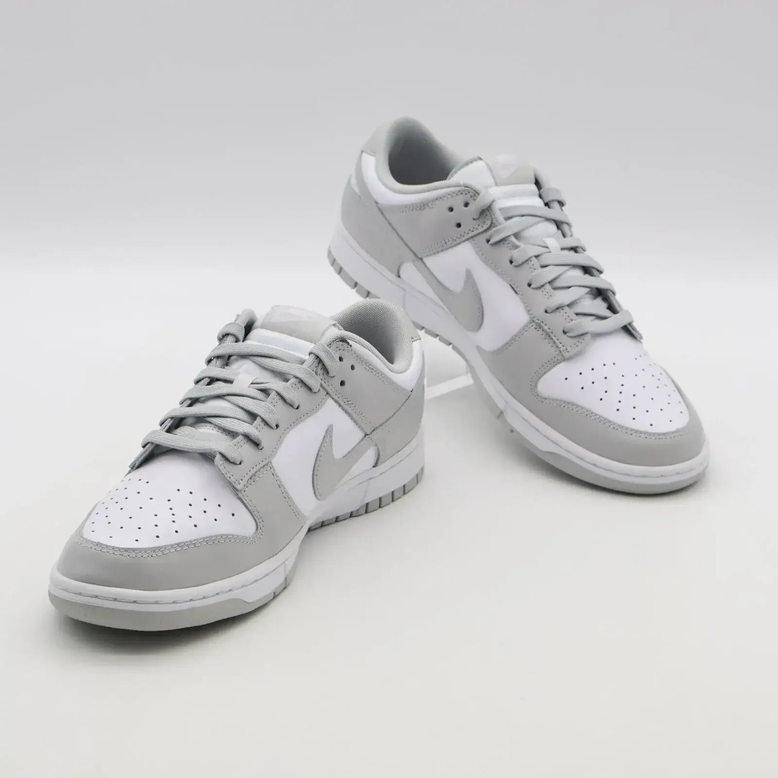Tênis Cinza Nike Dunk Grey Fog Visto de Frente
