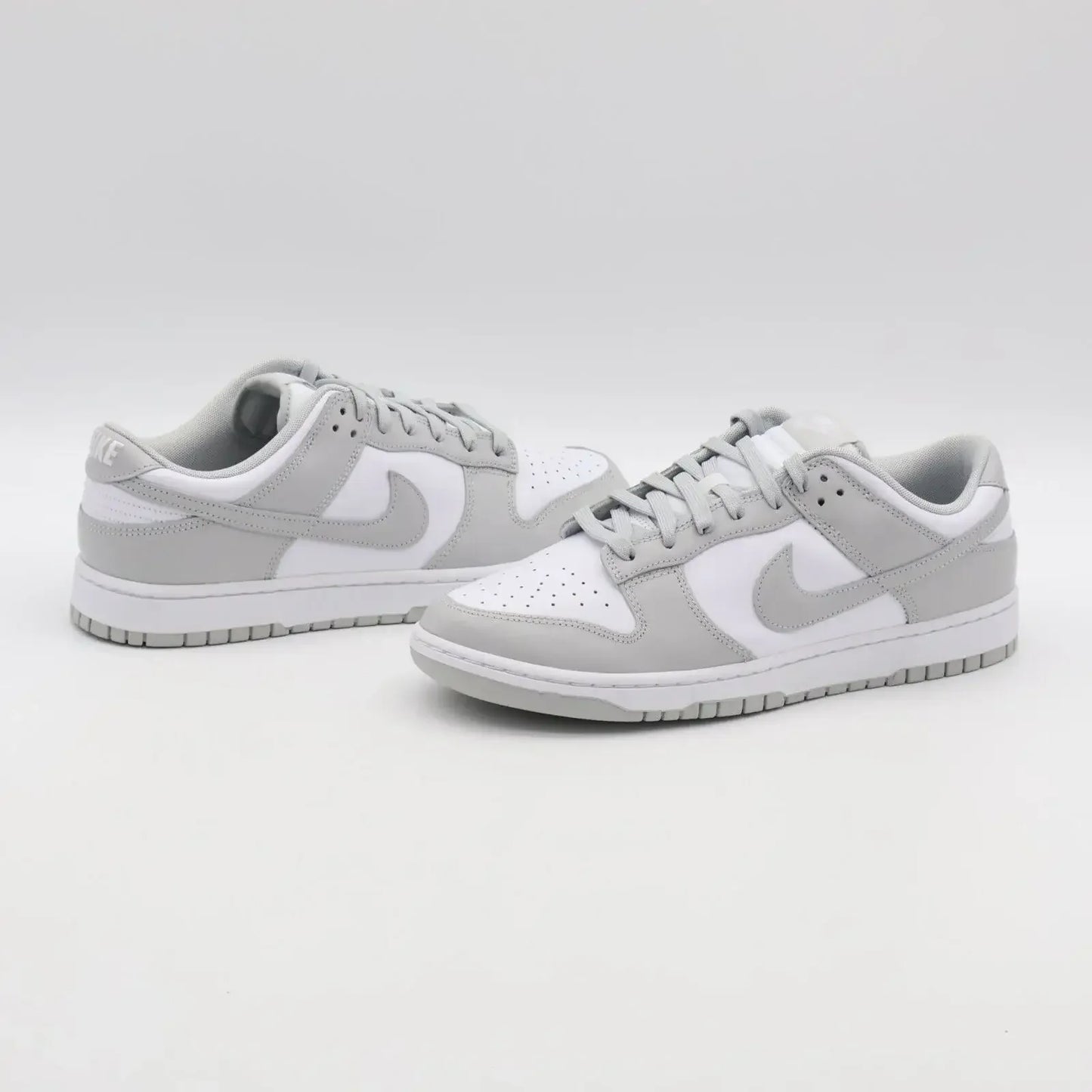 Tênis Cinza Nike Dunk Grey Fog Par Visto de Forma Lateral