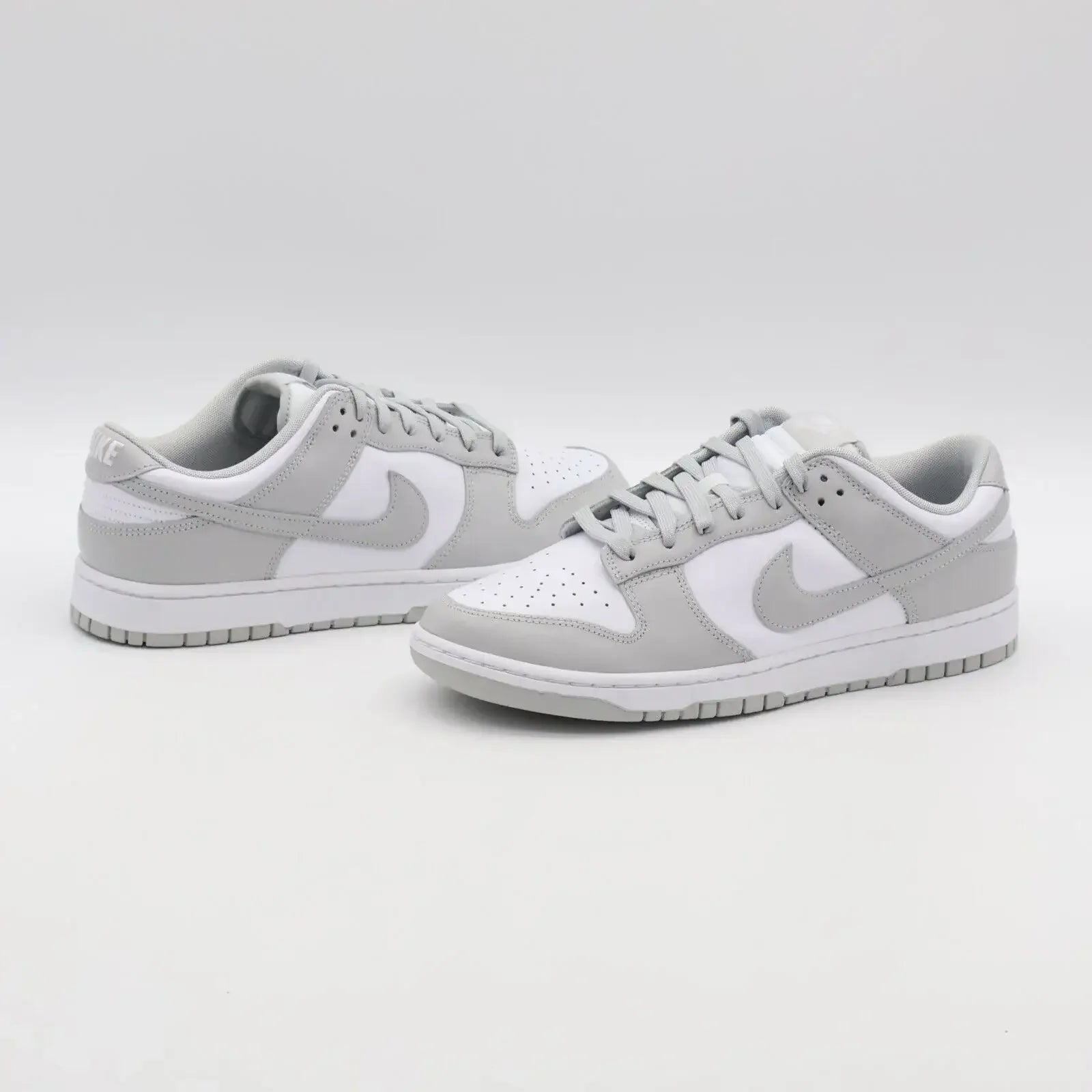 Tênis Cinza Nike Dunk Grey Fog Par Visto de Forma Lateral