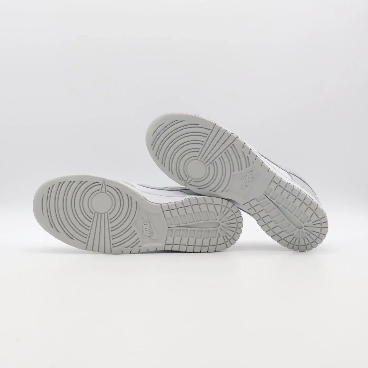 Tênis Cinza Nike Dunk Grey Fog Vista do Solado