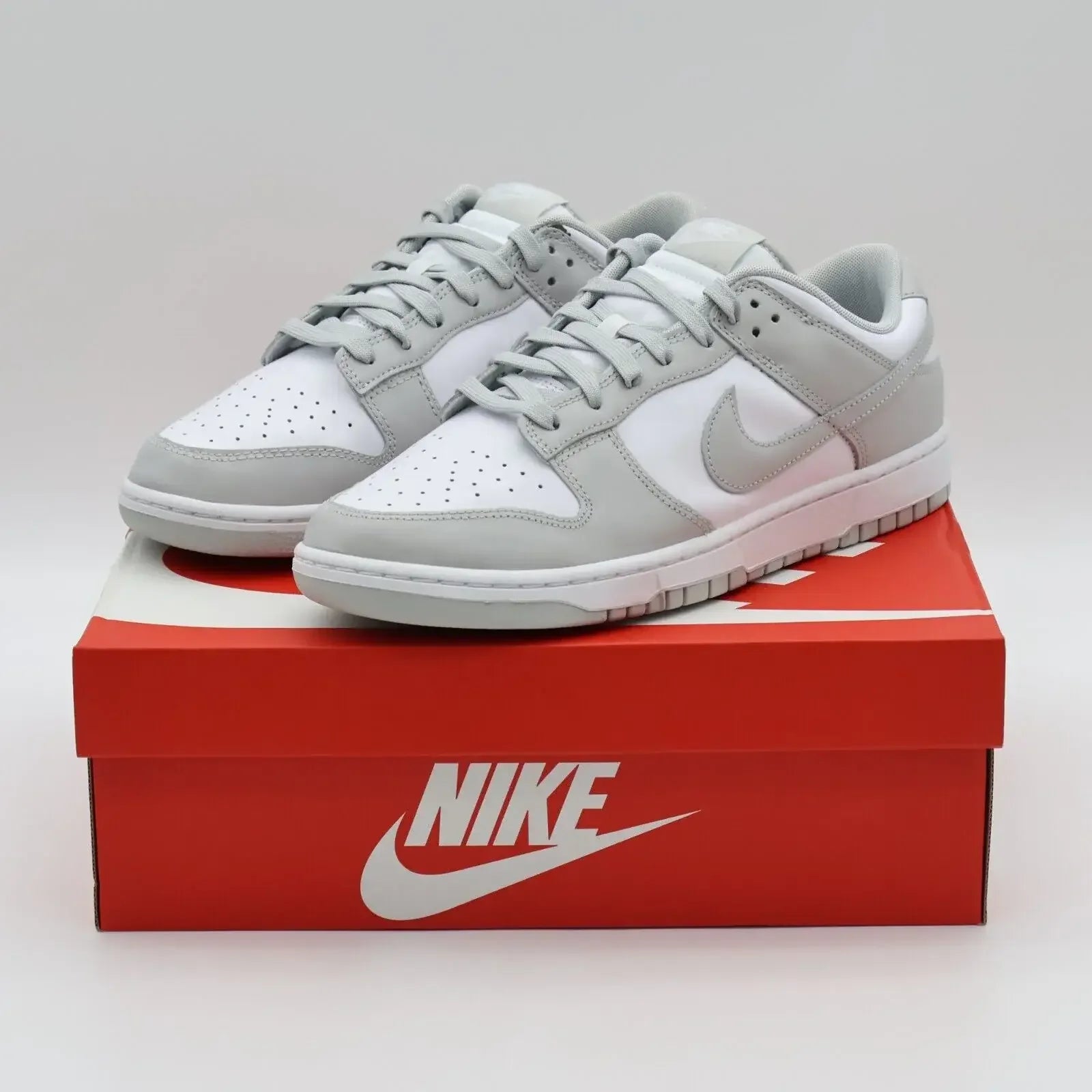 Tênis Cinza Nike Dunk Grey Fog Visto em Cima da Caixa