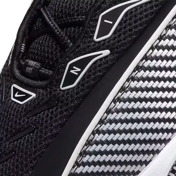 Nike x Nocta Glide Preto e Branco Parte Frontal em Detalhes