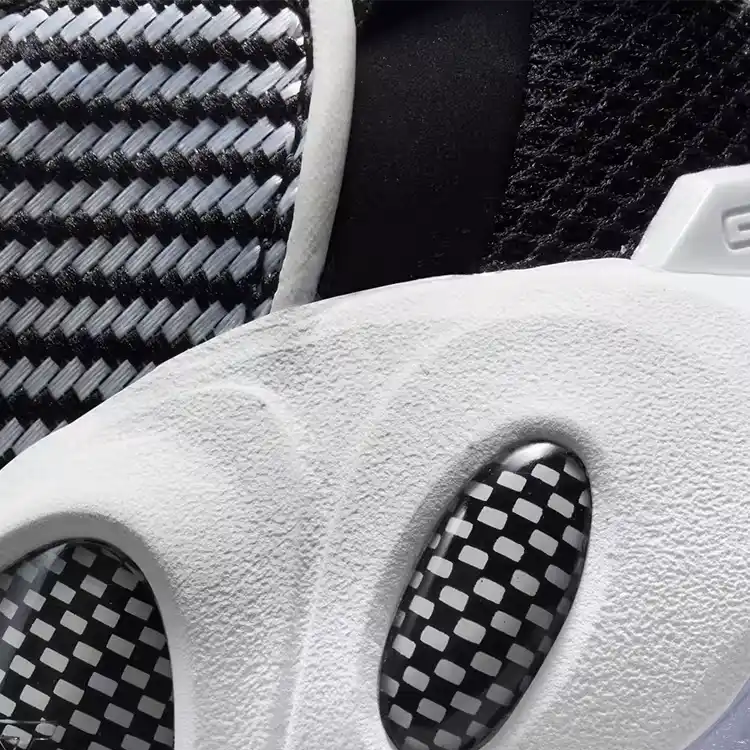 Nike x Nocta Glide Preto e Branco Parte Traseira em Detalhes