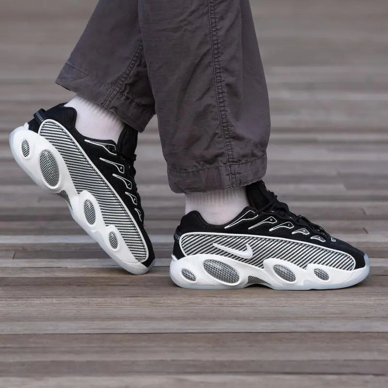 Nike x Nocta Glide Preto e Branco No Pe com Calca Escura e Meia Branca