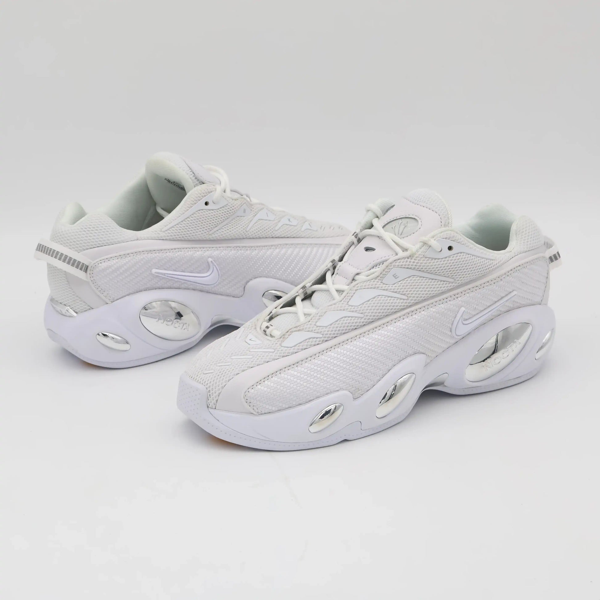 Nike x Nocta Glide Branco Par Visto de Lado