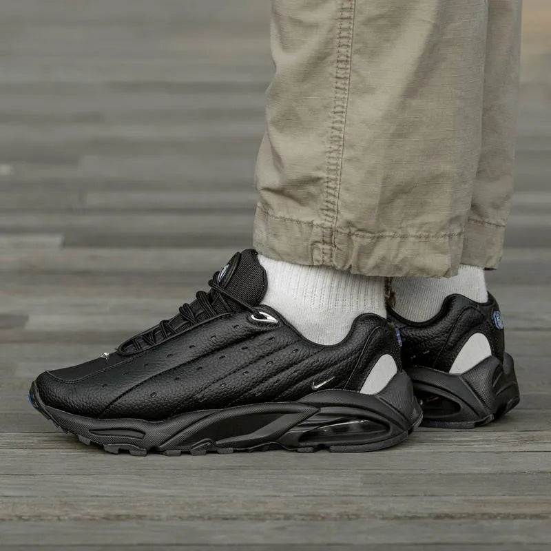 Nike x Nocta Hot Step Air Terra Triple Black No Pe com Calca Bege 