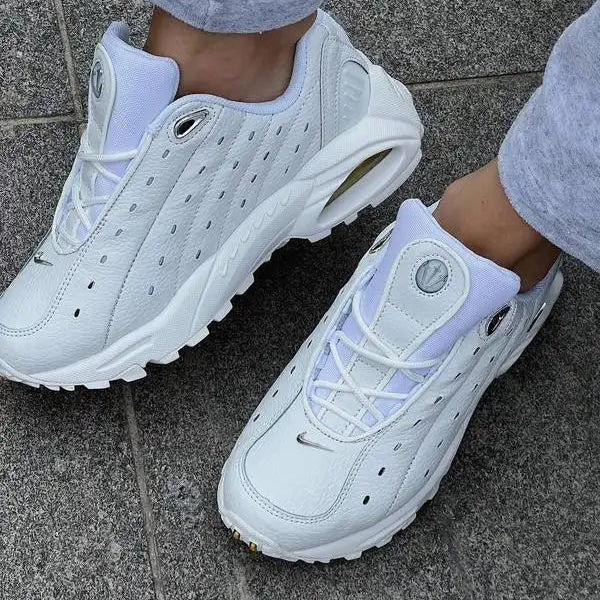 Nike x Nocta Hot Step Air Terra Triple White No Pe com Calca Moletom Cinza