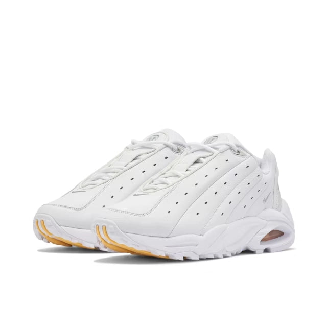 Nike x Nocta Hot Step Air Terra Triple White Par de Frente