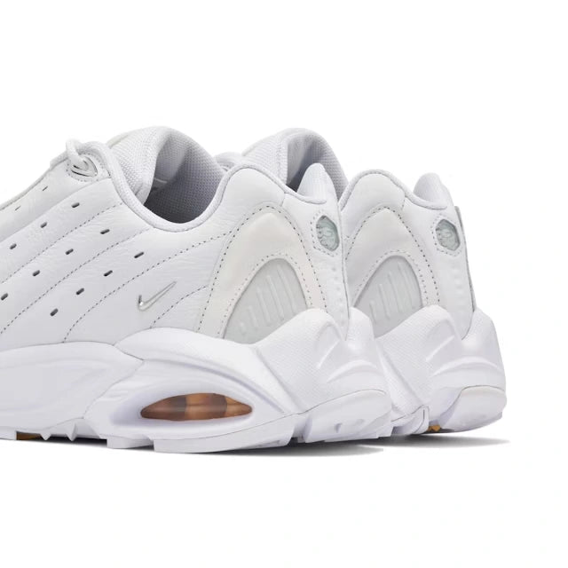 Nike x Nocta Hot Step Air Terra Triple White Parte Traseira em Detalhes