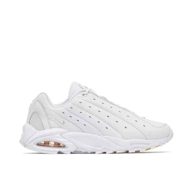 Nike x Nocta Hot Step Air Terra Triple White Parte Lateral Direita