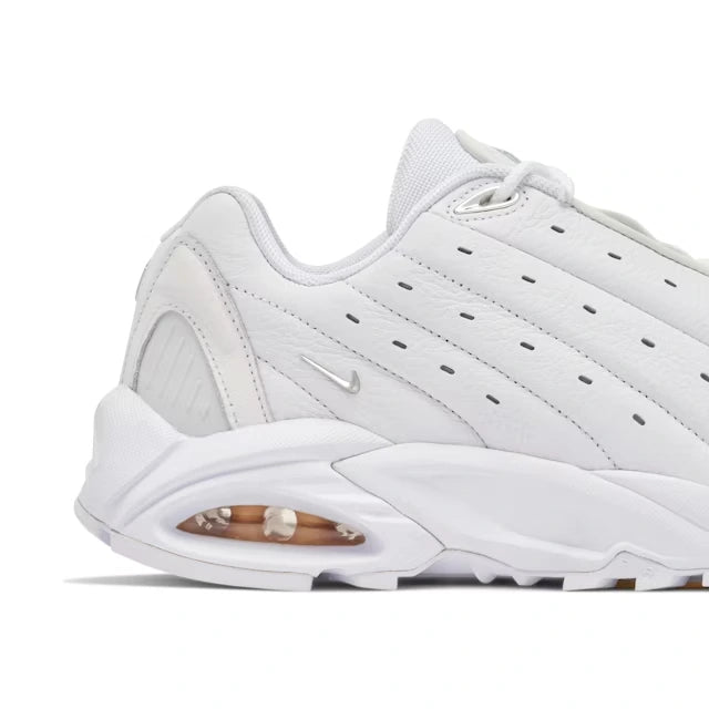 Nike x Nocta Hot Step Air Terra Triple White Parte Lateral em Detalhes