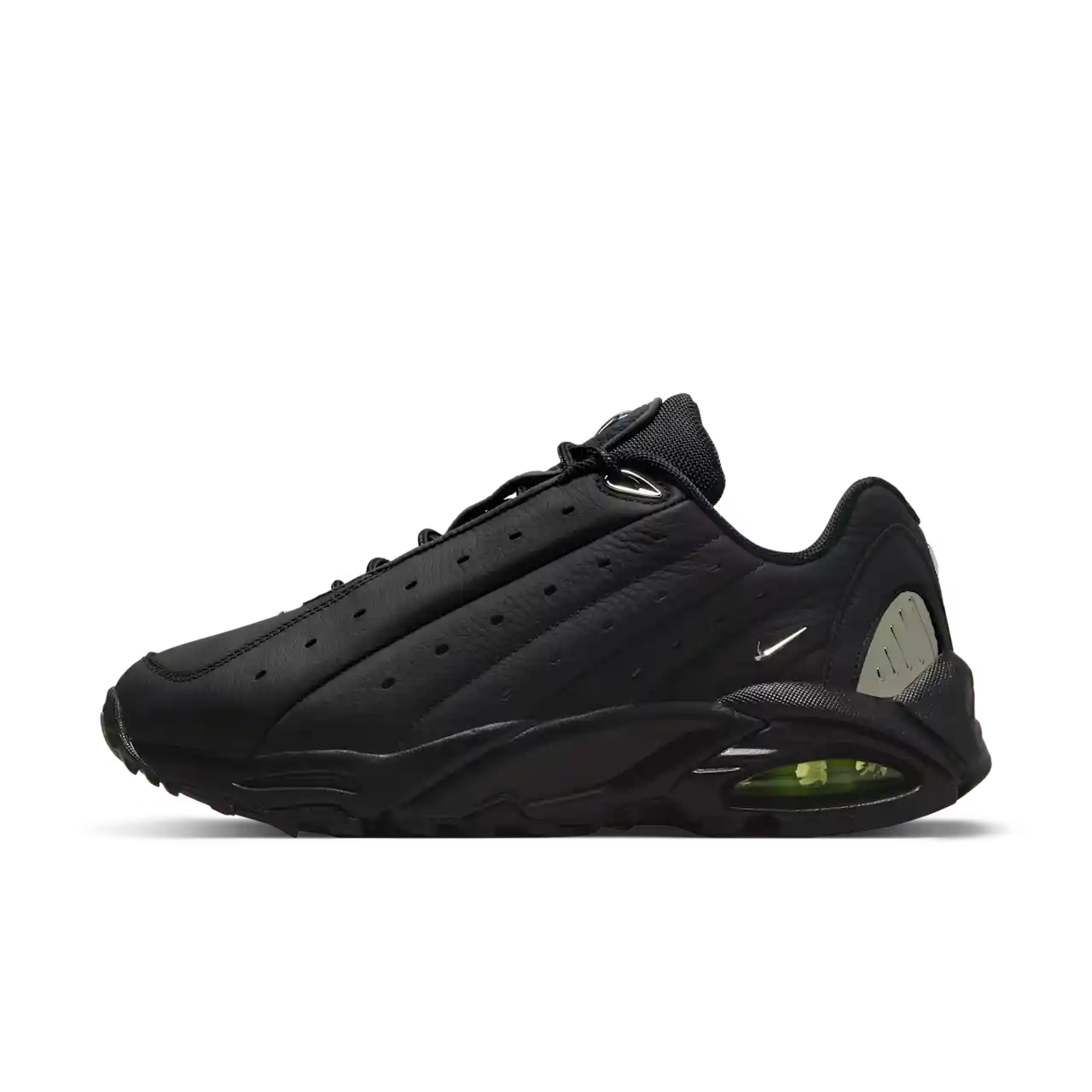 Nike x Nocta Hot Step Air Terra Triple Black Parte Lateral Esquerda