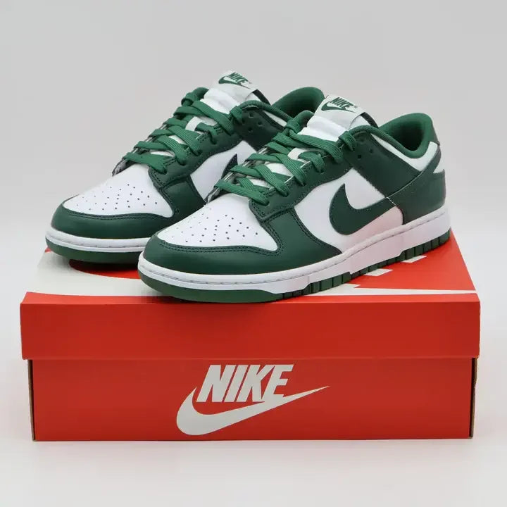 Vista de Tênis Nike Verde Dunk Michigan State Em Cima da Caixa